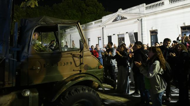 tension en plaza islas malvinas durante la jornada de memoria: los camiones del ejercito tuvieron que retirarse