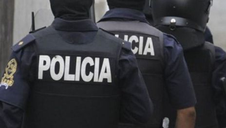 Entraron vestidos de policías, los golpearon salvajemente y escaparon con sus ahorros