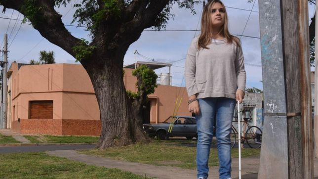brenda, la joven platense que nacio ciega y necesita 12 mil dolares para un perro guia