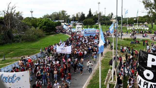 cortan la autopista la plata-buenos aires para reclamar por la emergencia alimentaria