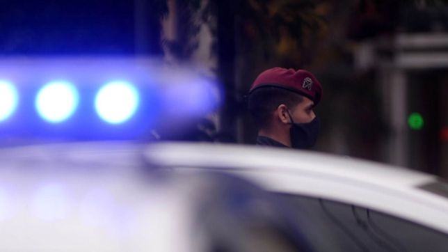 un remisero de tolosa se enfrento a tres ladrones y lo balearon en la puerta de la casa