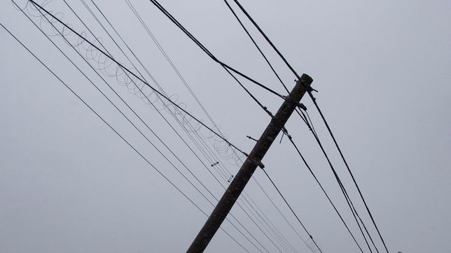 un joven toco un poste de luz y se electrocuto en medio del fuerte temporal