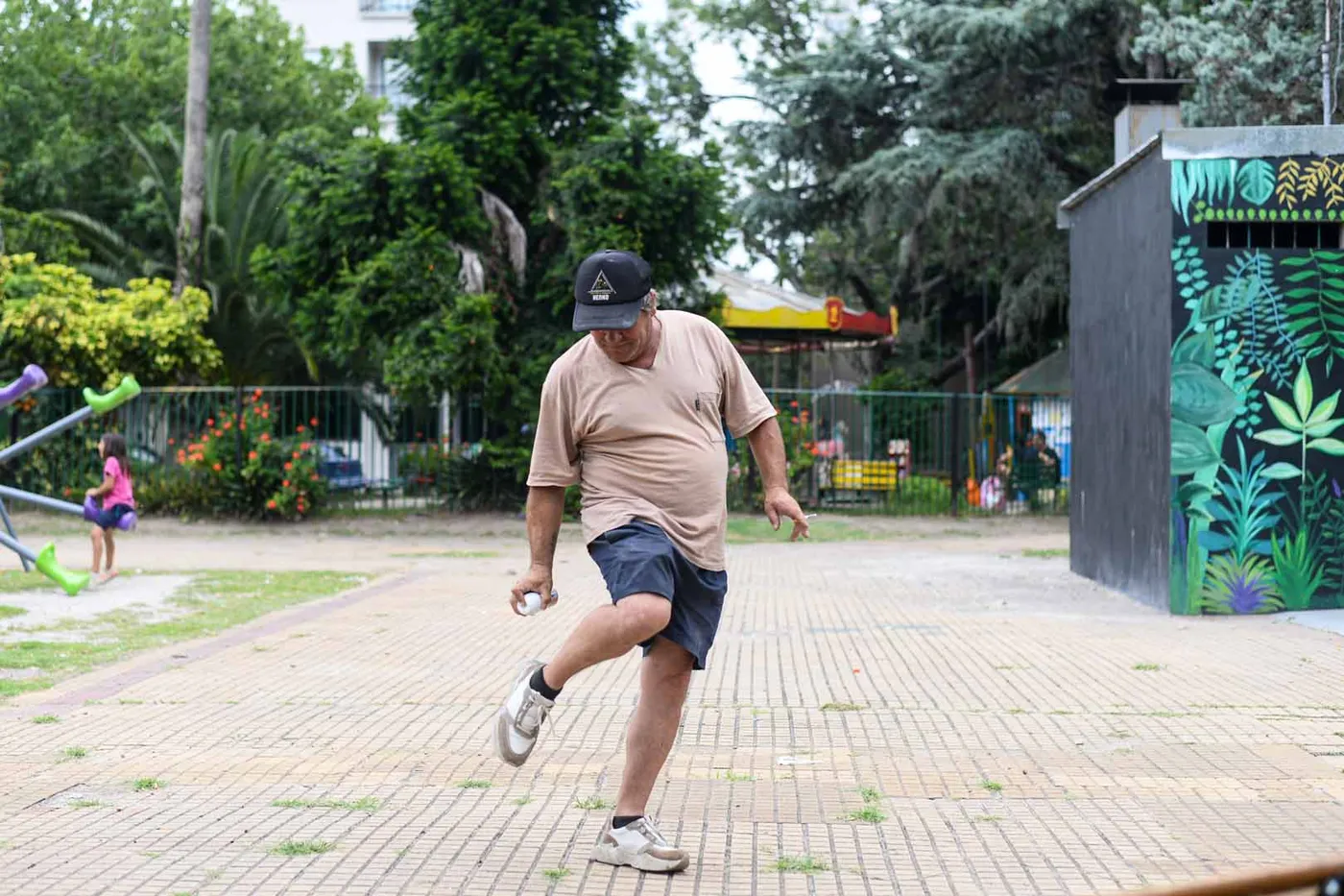 Los frascos de repelente elaborados por la Municipalidad de La Plata son entregados a las 