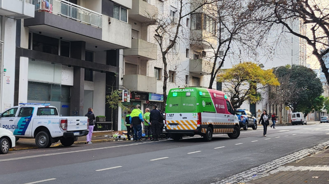 un hombre se descompuso manejando, choco contra un contenedor y murio