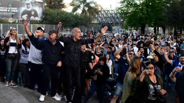 emotivo abrazo tripero para pedir justicia por lolo regueiro