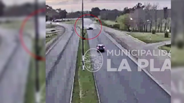 iba por camino centenario, perdio el control del auto y termino en el carril contrario