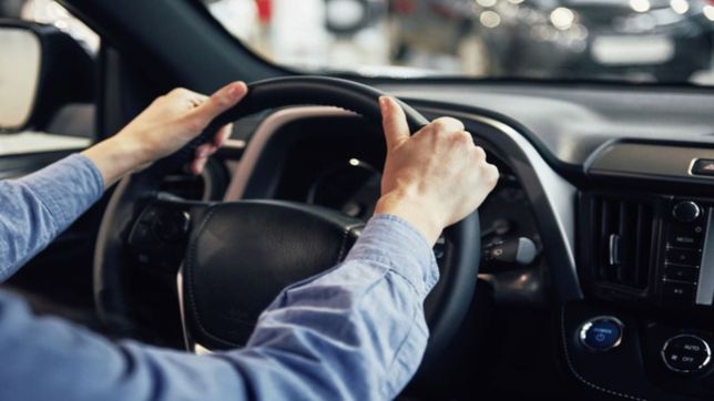 un remisero manejaba por la plata con documentos truchos y un motor robado y termino preso