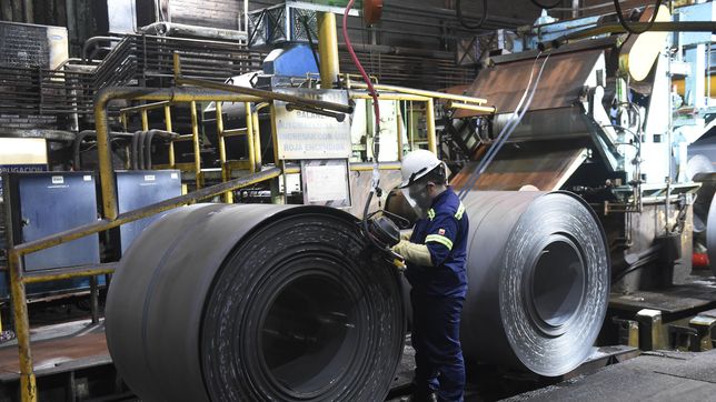 la actividad industrial crecio 4,7% en febrero y acumulo un alza del 5,4% en el primer bimestre
