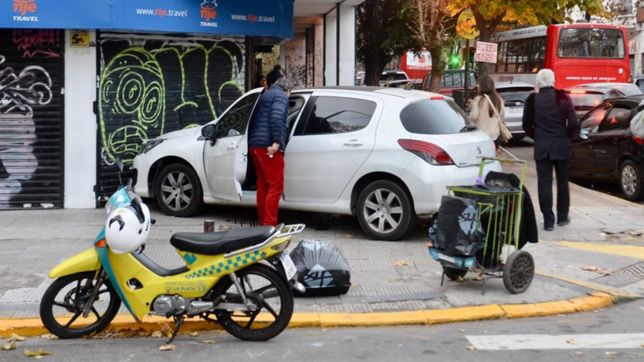 chocaron dos autos en 8 y 53 y uno termino incrustado contra un local