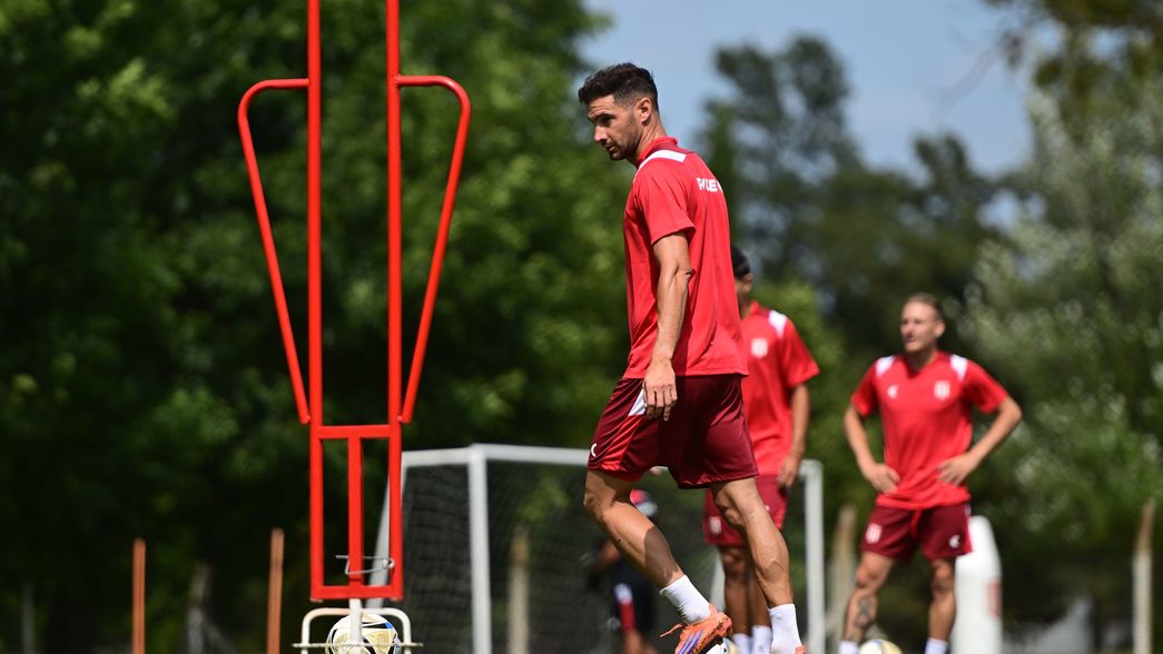 Alario piensa en Estudiantes mientras mira de reojo cómo se acerca Gaich