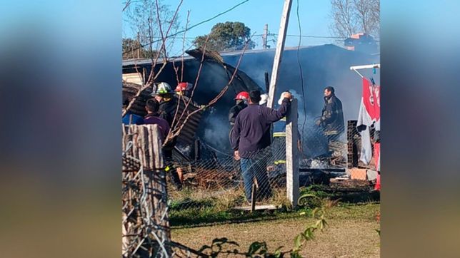 un incendio destruyo dos casillas en altos de san lorenzo y una persona termino internada