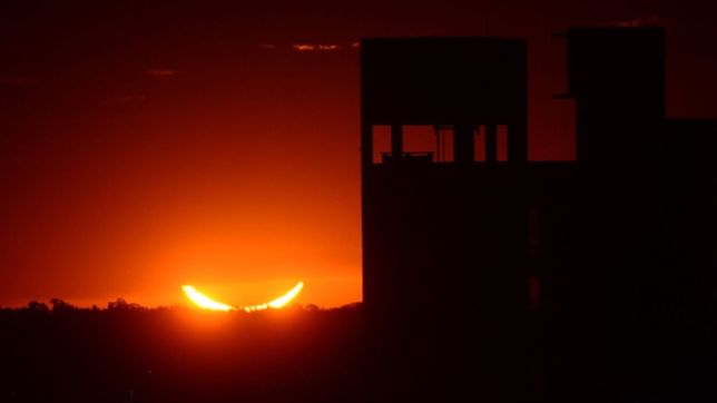 ¿a que hora se podra ver el eclipse solar parcial este sabado?