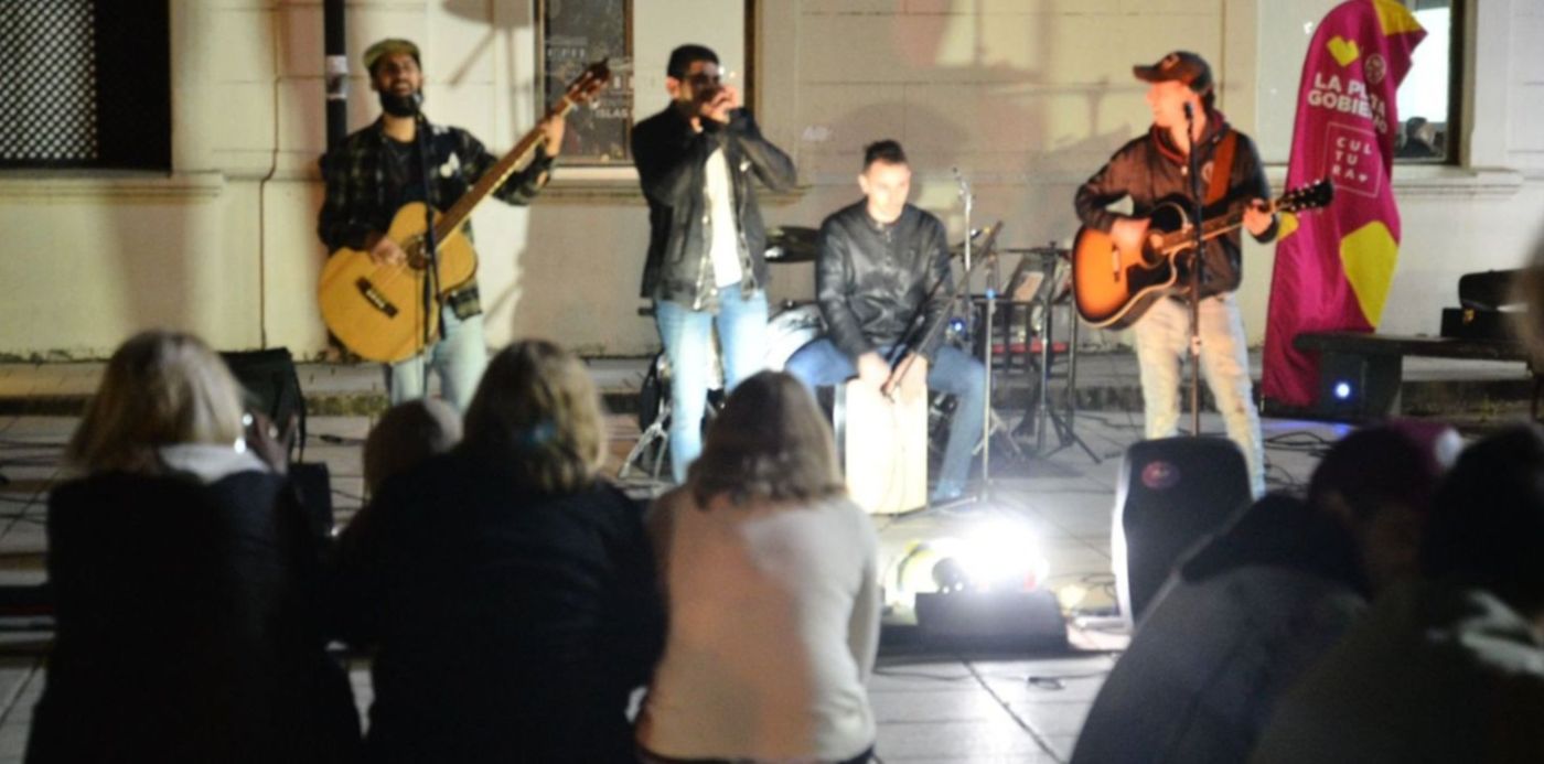 artistas locales - plaza malvinas