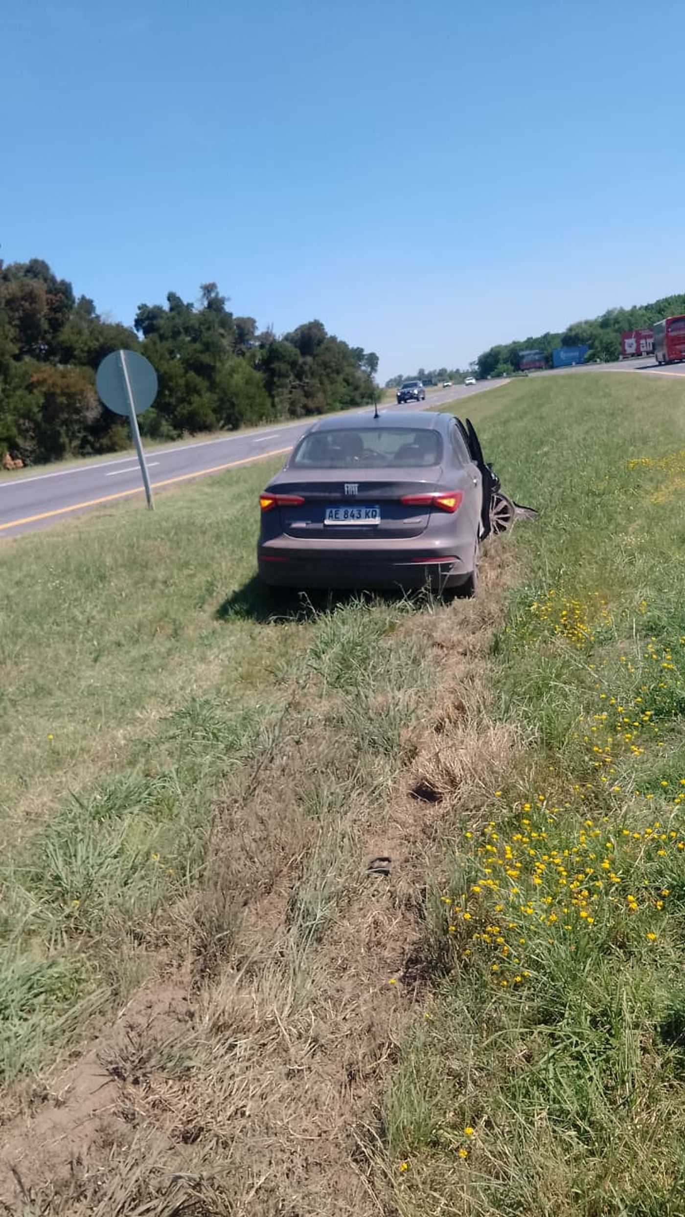 Uno de los autos terminó ubicado sobre el cantero central de la Ruta 2 tras el accidente