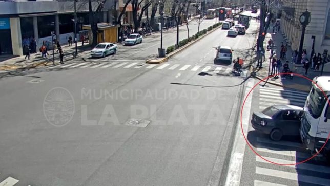 video: asi fue el impactante accidente entre un camion y un auto en 7 y 50