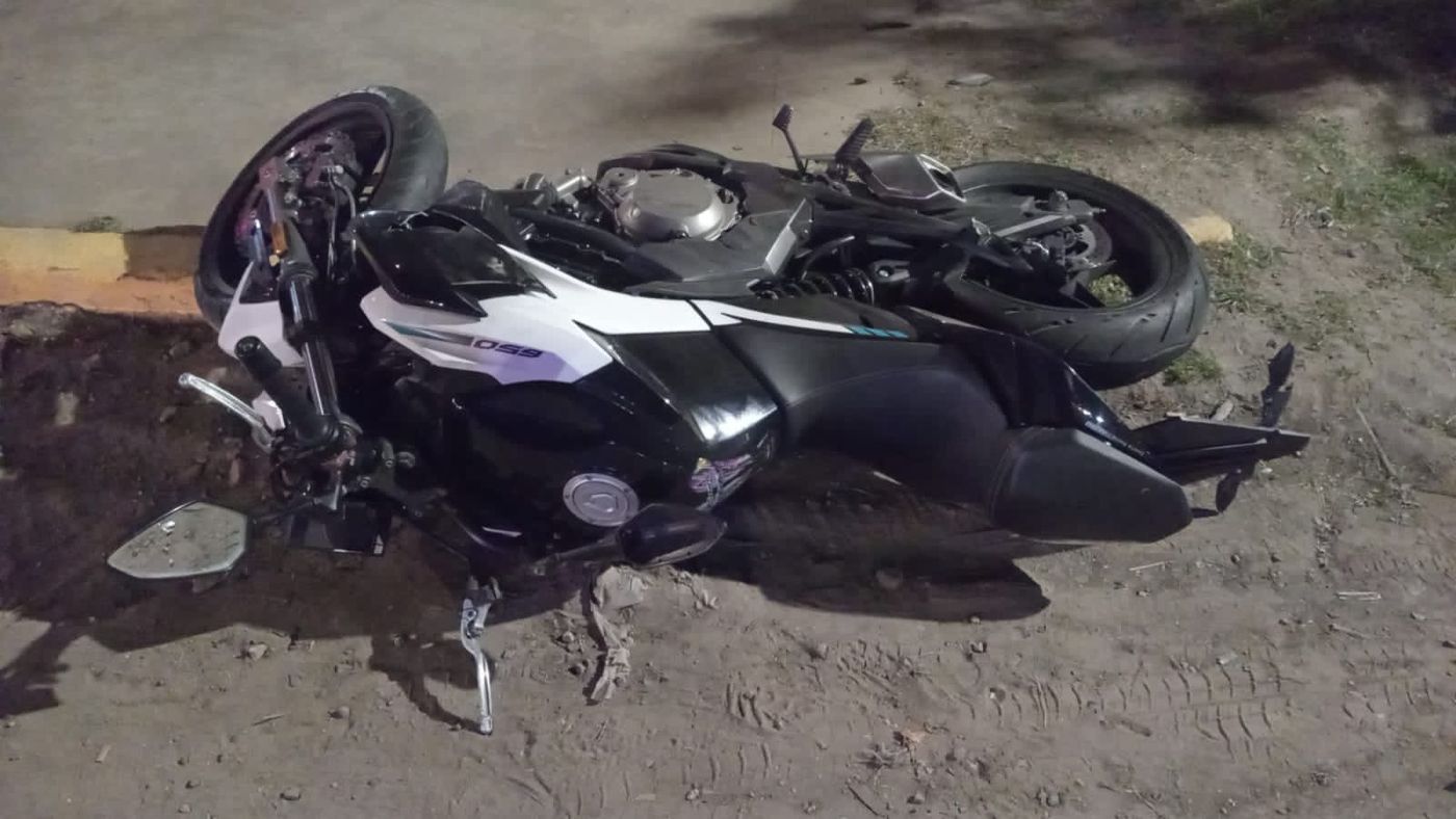 El hombre, oriundo de La Plata, que iba arriba de la moto debió ser atendido por médicos del SAME. El hombre, oriundo de La Plata, que iba arriba de la moto debió ser atendido por médicos del SAME.