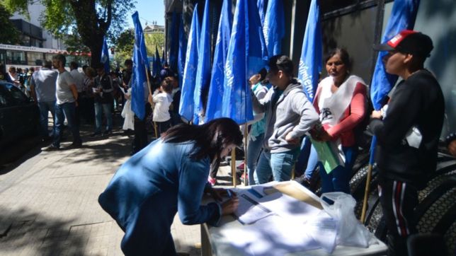 en medio de la ola de cortes de luz, los platenses protestaron en la puerta de edelap