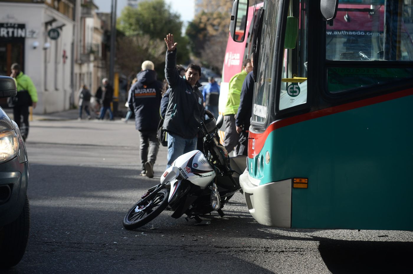 Accidente en 12 y 50 La Plata. Micro y moto.jpeg