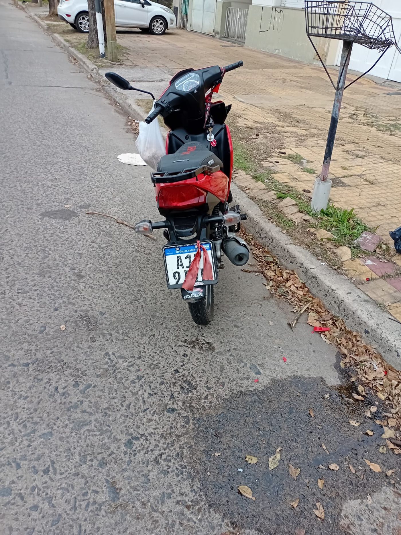 Un hombre de 40 años cayó de su moto en Tolosa y fue trasladado con lesiones al Hospital San Martín