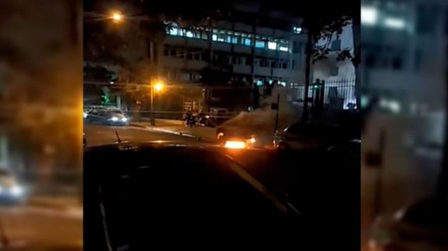 susto en el microcentro platense: se incendio un auto frente al banco provincia