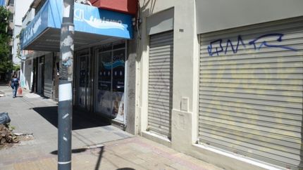 Hartos de los robos, bajaron las persianas del local y atenderán por las redes sociales