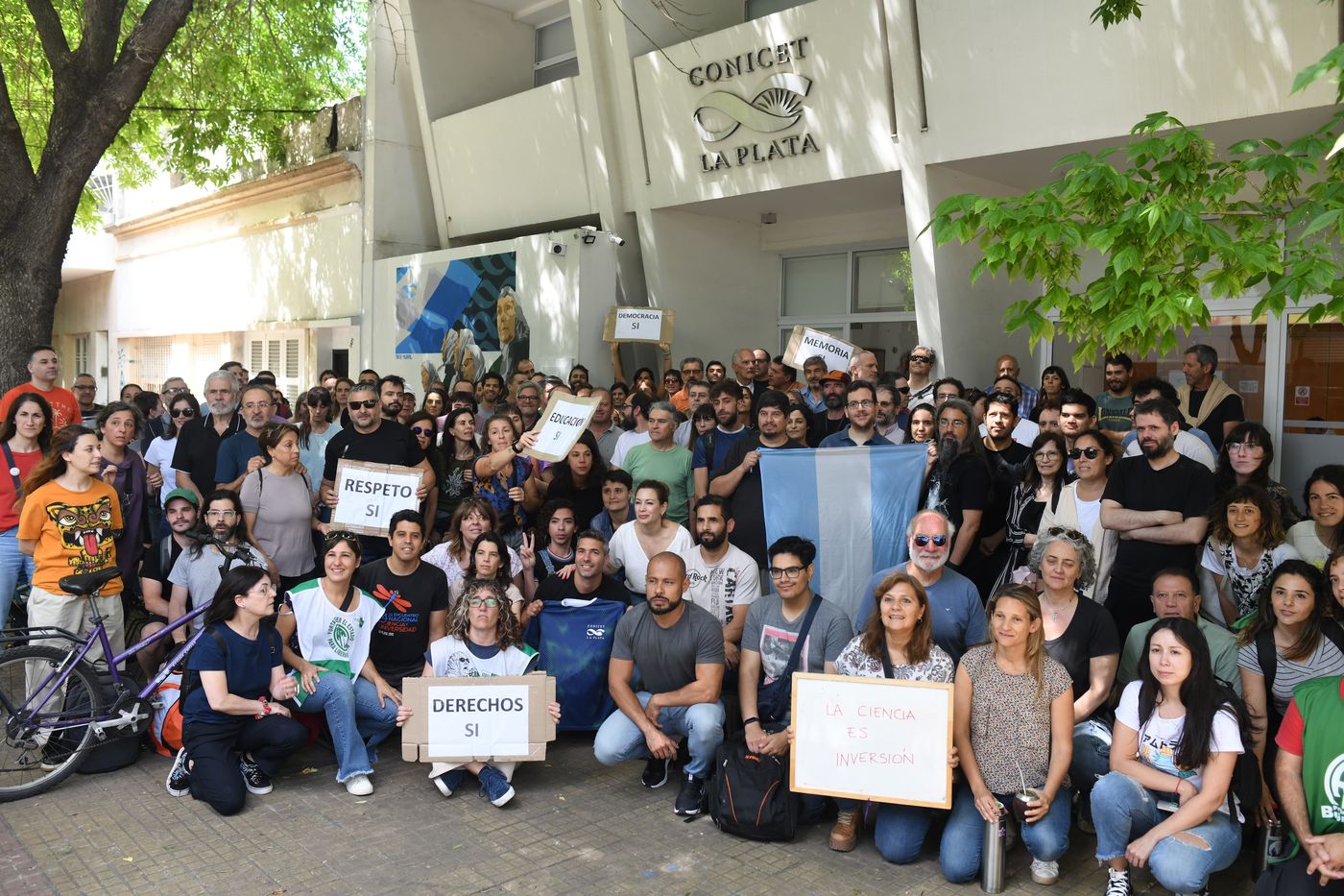 Abrazo al Conicet(6).jpeg