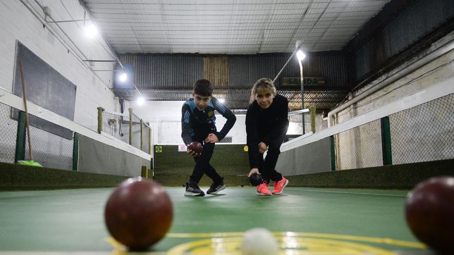 los bochofilos de la plata pelean por sobrevivir tras la desaparicion de 40 canchas