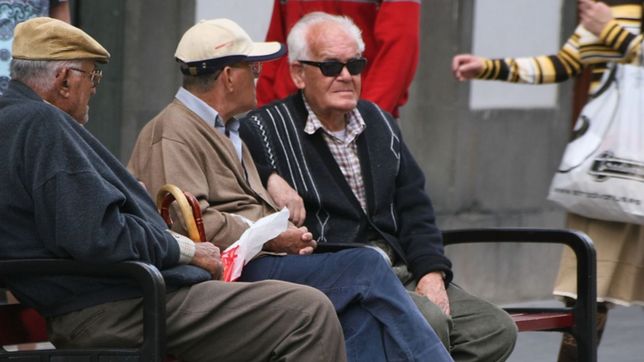 jubilados y pensionados bonaerenses cobran desde este jueves con el aumento del 42%