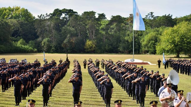 los agentes de la policia bonaerense tambien recibiran el aumento salarial del 13,5% que dio provincia