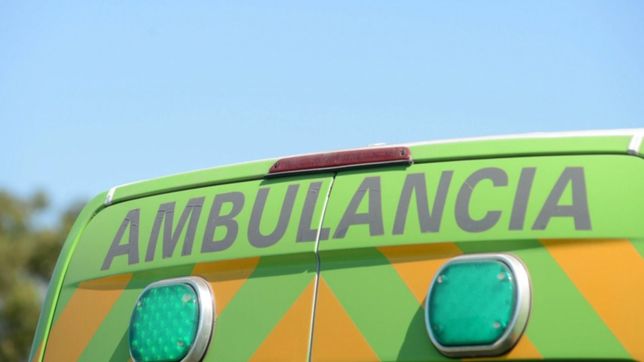 estaba cortando cables de internet en un barrio de la plata, el poste se desplomo y murio