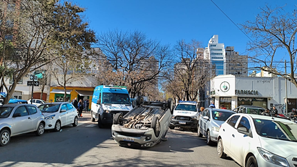 Impactante choque y vuelco en pleno centro de La Plata