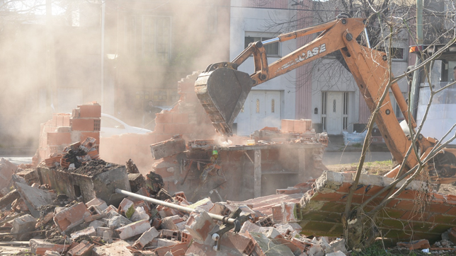 demolieron tres viejas casillas del ferrocarril para recuperar un predio en barrio hipodromo