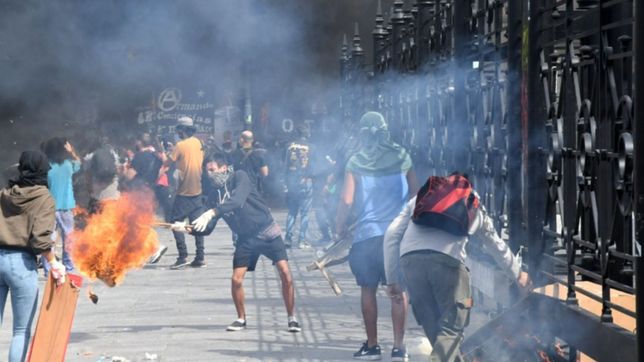 graves incidentes afuera del congreso mientras se debate el acuerdo con el fmi