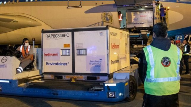 llegaron a la argentina mas de 1,1 millones de vacunas astrazeneca y sinopharm