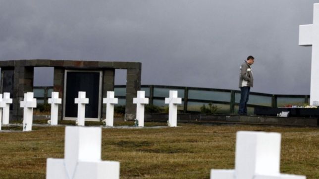 inician en malvinas los trabajos forenses en una tumba colectiva del cementerio de darwin