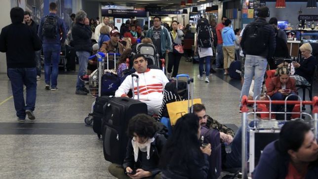 en aeroparque se cayo el sistema de la torre de control y hay demoras en los vuelos