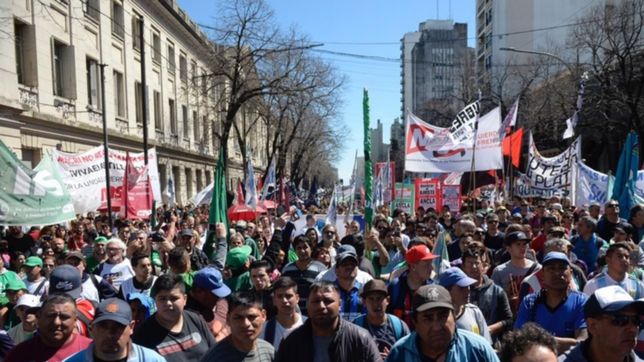 el gobierno y los estatales se reunen con la promesa de aumento cercano a la inflacion