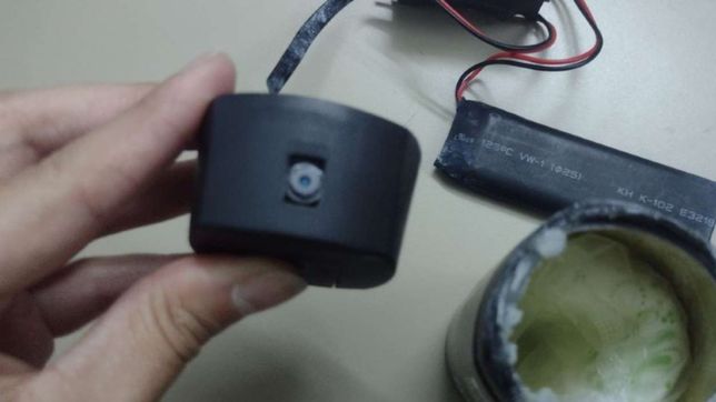 compro un aromatizador para el bano, lo abrio y encontro una camara para espiarla