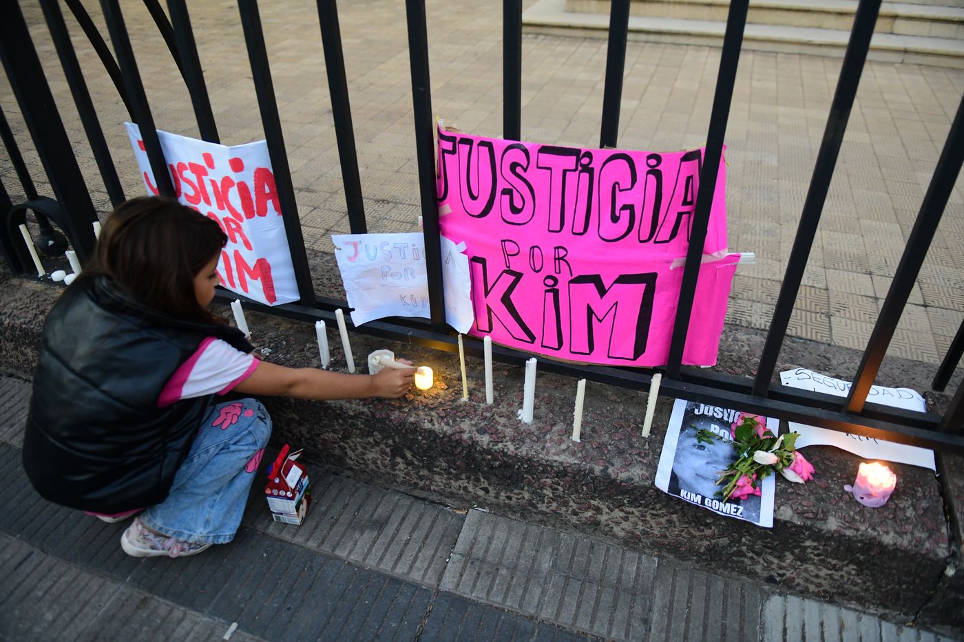 Marcha en la gobernacion kim gomez velas_0001 (1).JPG