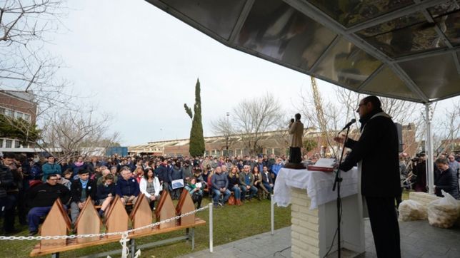 en plena crisis, el arzobispo victor tucho fernandez celebro la misa con los trabajadores del astillero rio santiago