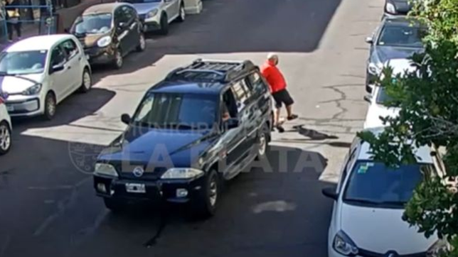 video: el increible accidente en pleno centro que demuestra como se maneja en la plata