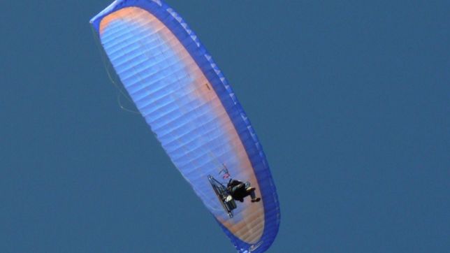 un hombre cayo con un parapente en berisso y se salvo de milagro