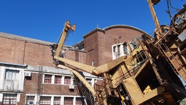 ordenaron pericias para determinar por que se desplomo la grua del astillero rio santiago