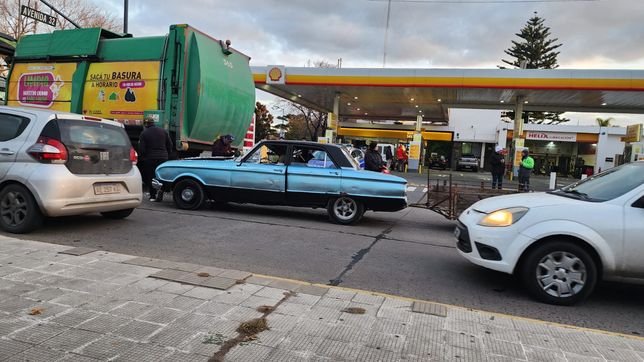 accidente y caos vehicular en la plata: un auto choco contra un camion de basura