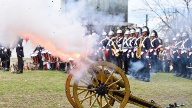granaderos, canones y sables: recrearon la batalla de maipu en homenaje a san martin