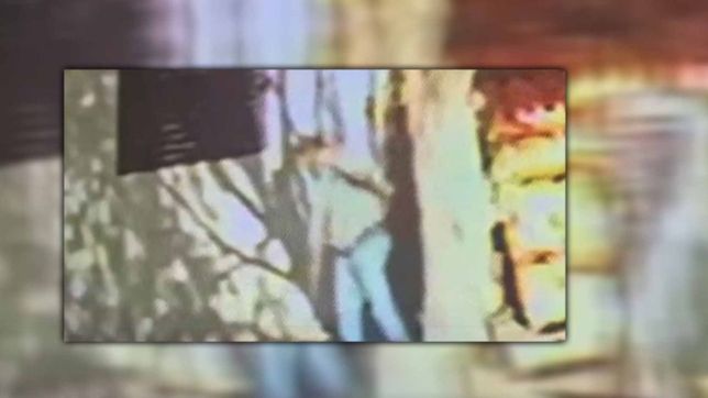 video: un hombre robo una escoba de una verduleria y se fue barriendo la vereda