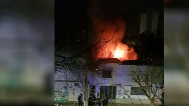 incendio y tension: una casa termino en llamas tras una pelea en la plata