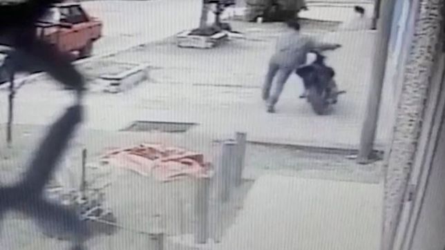 siguen buscando al motochorro que huyo corriendo y a los piedrazos en los hornos