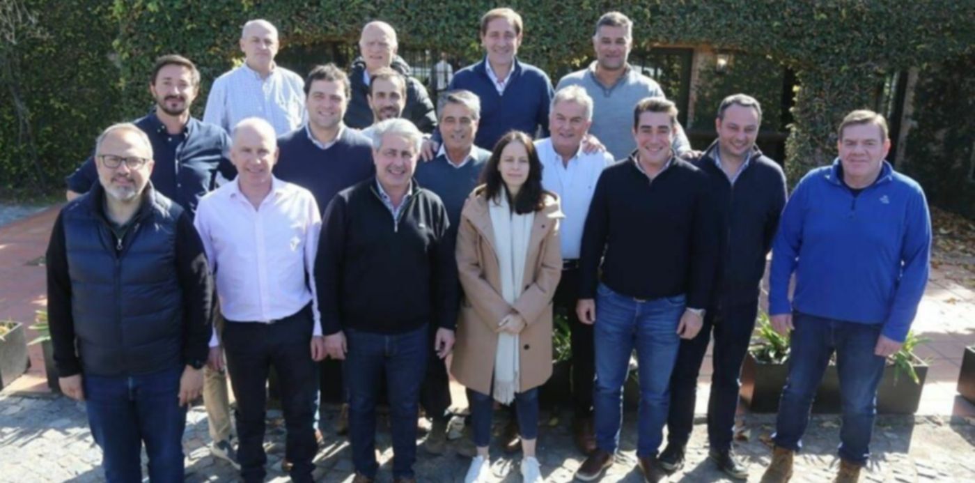 Garro con intendentes del PRO en el club san luis