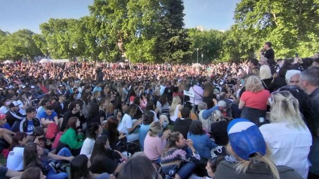 axel kicillof prepara otra multitudinaria mateada en el centro de la plata
